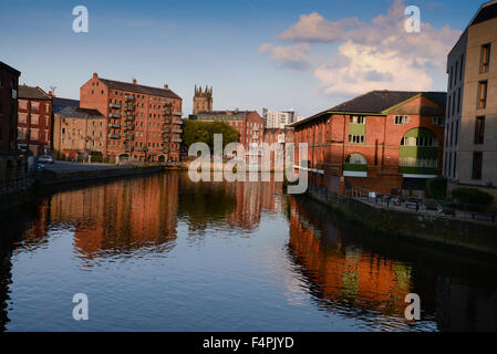 Blick von Leeds Brücke flussabwärts mit Wohnungen und Büros umgewandelt vom Lager suchen Stockfoto