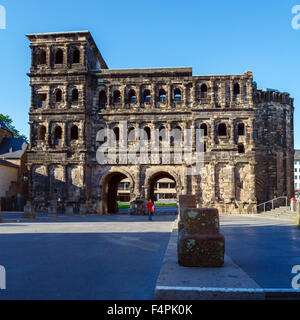 Die Porta Nigra (lateinisch: schwarzes Tor), Blick vom Süden, Trier, Deutschland Stockfoto