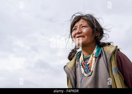 Das Porträt einer nomad Frauen an der Tso moriri in changtang Bereich Stockfoto
