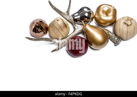 Thanksgiving Herbst ausgeschnitten Geweih & Metall Holz Obst Apfel-Birnen-Feigen-Granatäpfel auf weißem Hintergrund Stockfoto
