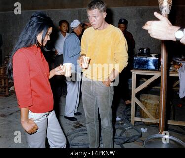 Am Set, Emmanuelle Arsan und Steve McQueen / Sand Pebbles / 1966 unter der Regie von Robert Wise [Twentieth Century Fox] Stockfoto