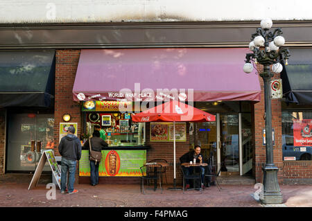 Bürgersteig Take away internationale lokal auf Water Street im historischen Gastown Viertel, Vancouver, BC, Kanada Stockfoto