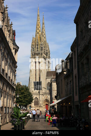 Frankreich, Bretagne, Quimper, Häuser in der Altstadt und Kathedrale Saint Corentin Stockfoto