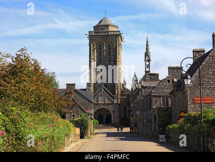 Frankreich, Bretagne, in dem mittelalterlichen Dorf Locronan, Kirche Saint Ronan auf dem Marktplatz, Kirchplatz Stockfoto