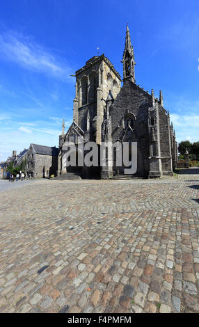 Frankreich, Bretagne, in dem mittelalterlichen Dorf Locronan, Kirche Saint Ronan Kalvarienberg und die Chapelle du Penity auf dem Marktplatz, Stockfoto