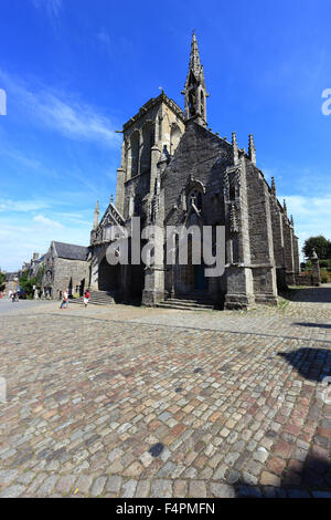 Frankreich, Bretagne, in dem mittelalterlichen Dorf Locronan, Kirche Saint Ronan Kalvarienberg und die Chapelle du Penity auf dem Marktplatz, Stockfoto