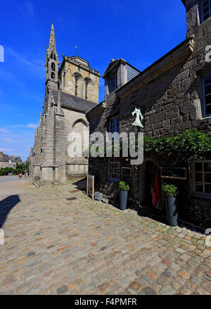 Frankreich, Bretagne, in dem mittelalterlichen Dorf Locronan, Kirche Saint Ronan Kalvarienberg und die Chapelle du Penity auf dem Marktplatz, Stockfoto