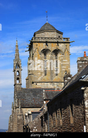 Frankreich, Bretagne, in dem mittelalterlichen Dorf Locronan, Kirche Saint Ronan Kalvarienberg und die Chapelle du Penity auf dem Marktplatz, Stockfoto