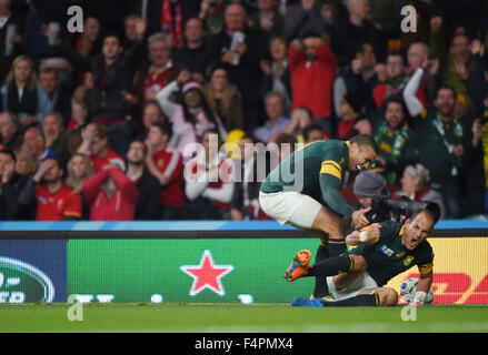 London, UK. 17. Oktober 2015. (R-L) Fourie du Preez, Bryan Habana (RSA) Rugby: Fourie du Preez in Südafrika punktet versuchen während der 2015 Rugby World Cup Viertelfinal-Spiel zwischen Südafrika und Wales in Twickenham in London, England. © Fernen Osten Presse/AFLO/Alamy Live-Nachrichten Stockfoto