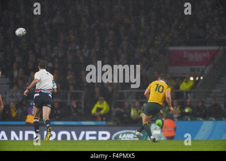 London, UK. 18. Oktober 2015. Bernard Foley (AUS) Rugby: Bernard Foley von Australien findet den entscheidenden Elfmeter während 2015 Rugby World Cup Viertelfinal-Match zwischen Australien und Schottland in Twickenham in London, England. © Fernen Osten Presse/AFLO/Alamy Live-Nachrichten Stockfoto