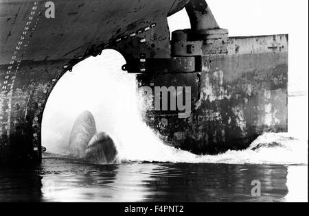 AJAXNETPHOTO. 2. JUNI 1986. SOUTHAMPTON, ENGLAND. -EINES DER GRÖßTEN ÖLTANKER DER WELT ZUM ZEITPUNKT - BURMAH ENDEAVOUR PROPELLER WIRBELT AUF DEM MEER ALS SCHIFF BEKOMMT IM GANGE IN BALLAST. FOTO: JONATHAN EASTLAND/AJAX.  REF: HD / SH860206 Stockfoto