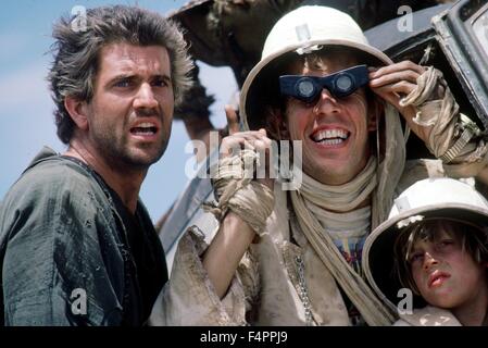 Mel Gibson und Bruce Spence / Mad Max Beyond Thunderdome / 1985 unter der Regie von George Miller und George Ogilvie [Warner Bros Pictures] Stockfoto