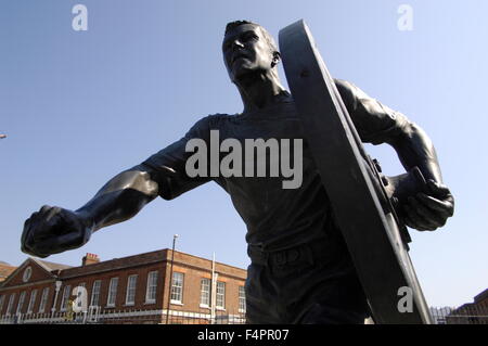 AJAXNETPHOTO. PORTSMOUTH, ENGLAND. -HISTORIC DOCKYARD BRONZE STATUE - FELD KANONIER DARGESTELLT ENTGEGENSCHWANG EINE FELDGESCHÜTZ RAD VON BRITISCHEN BILDHAUERS CHRISTOPHER KELLY. DIE STATUE AUF EINEM SOCKEL ERINNERT AN MÄNNER AUS PORTSMOUTH BEFEHL IM JÄHRLICHEN FELDGESCHÜTZ WETTBEWERB BEI DEM KÖNIGLICHEN TURNIER UND WER TRAINIERT IN KÖNIGLICHE MARINE BARRACKS VON 1947-1999 BEI DAS TURNIER ENDETE. AN DER GRENZE UND DARÜBER HINAUS. FOTO: JONATHAN EASTLAND/AJAX REF: D112104 1254 Stockfoto