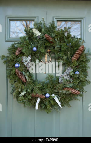 Ein Adventskranz dekoriert mit Birkenrinde, Flechten, Tannenzapfen und Glaskugeln hängt an einer Tür in den Berkshires. Stockfoto