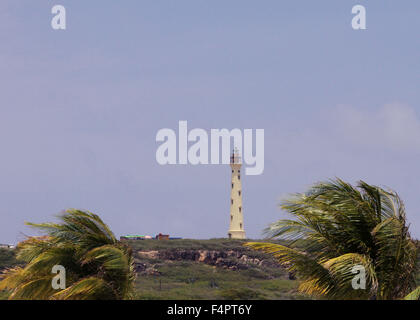 Stone California Leuchtturm erreichen den Himmel an einem sonnigen Tag auf der karibischen Insel Aruba Stockfoto