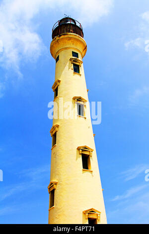 Stone California Leuchtturm erreichen den Himmel an einem sonnigen Tag auf der karibischen Insel Aruba Stockfoto