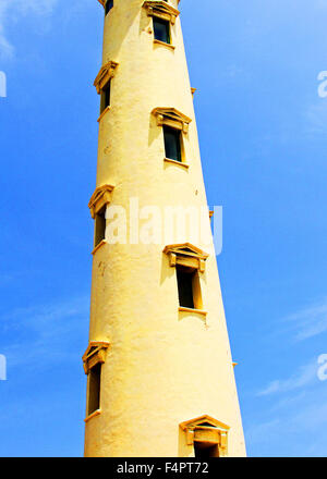 Stone California Leuchtturm erreichen den Himmel an einem sonnigen Tag auf der karibischen Insel Aruba Stockfoto