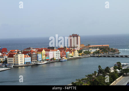 Bunte Uferpromenade Gebäude von der niederländischen Insel Curaçao in der südlichen Karibik Stockfoto