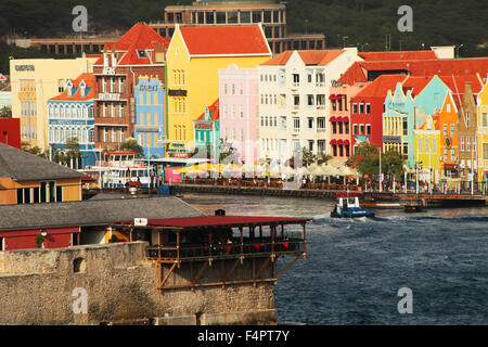 Bunte Uferpromenade Gebäude von der niederländischen Insel Curaçao in der südlichen Karibik Stockfoto