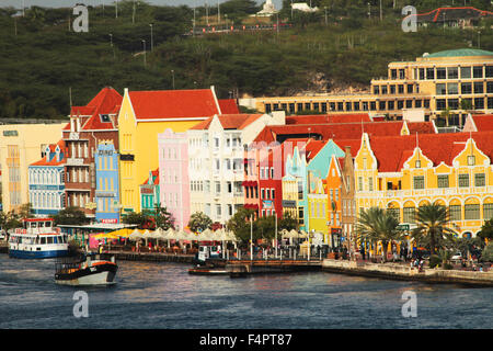 Bunte Uferpromenade Gebäude von der niederländischen Insel Curaçao in der südlichen Karibik Stockfoto