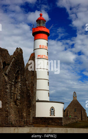 Frankreich, Bretagne, am La Pointe Saint-Mathieu, Leuchtturm und der Stiftsruine Stockfoto