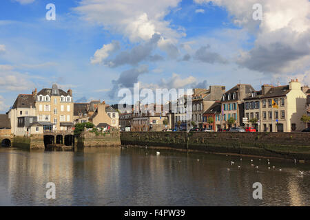 Frankreich, Bretagne, Landerneau, Blick über den Fluss Elron, die Altstadt und das Haus auf der Brücke, die Maison Gillart Stockfoto