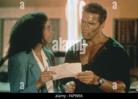 Dawn und Arnold Schwarzenegger / Commando / 1985 unter der Regie von Mark [zwanzigsten Jahrhundert Fox Film Corpo] Stockfoto