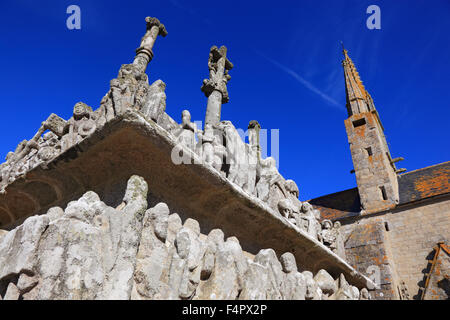 Frankreich, Bretagne, Notre Dame de Tronoen ist eine kleine gotische Kapelle mit der ältesten Kalvarienberg der Bretagne Stockfoto