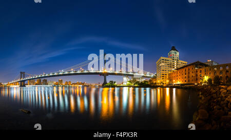 Manhattan Bridge Panorama in der Morgendämmerung, von Brooklyn Bridge Park gesehen Stockfoto
