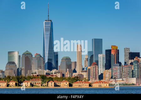 Die Innenstadt von New York Skyline mit Ellis Island im Vordergrund Stockfoto