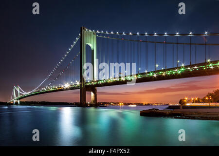 Verrazano-Narrows Bridge in der Dämmerung aus Brooklyn, New York City betrachtet Stockfoto