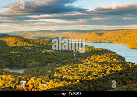 Hudson Valley und Fort Montgomery, NY betrachtet von Bear Mountain auf einem sonnigen Herbstnachmittag. Stockfoto
