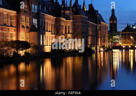 Senat Gebäude des niederländischen Parlaments beleuchtet in der Abenddämmerung in den Haag, Niederlande. Im hinteren, Grote Kerk-Turm Stockfoto