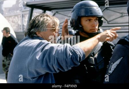 Am Set, leitet Paul Verhoeven Casper Van Dien / Starship Troopers / 1997 / unter der Regie von Paul Verhoeven / [TriStar Pictures] Stockfoto