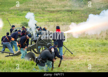 Nicht identifizierbare Unionssoldaten Feuer einer Kanone während Reenactment der Bürgerkrieg Schlacht von Gettysburg. Stockfoto