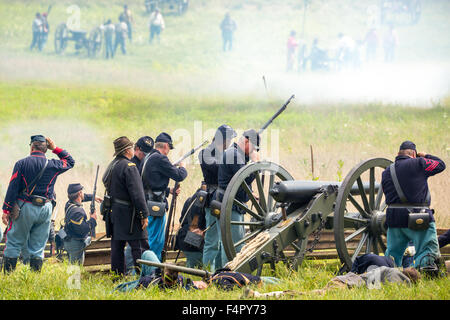 Nicht identifizierbare Unionssoldaten Schlacht während der Rekonstruktion der Bürgerkrieg Schlacht von Gettysburg. Stockfoto