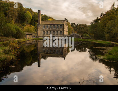 Gibson und Mühle Teich am Hebden Bridge in der herbstlichen Sonne. Stockfoto