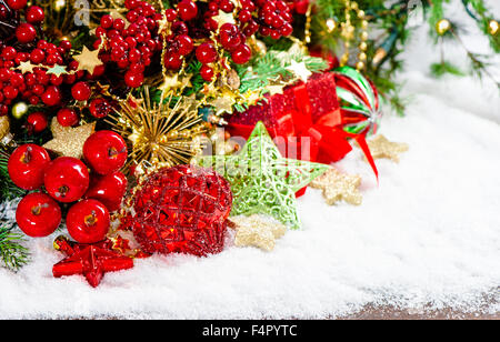 Weihnachtsschmuck Dekoration und Geschenk-Boxen auf weißem Hintergrund. Rot Grün Goldschmuck Stockfoto