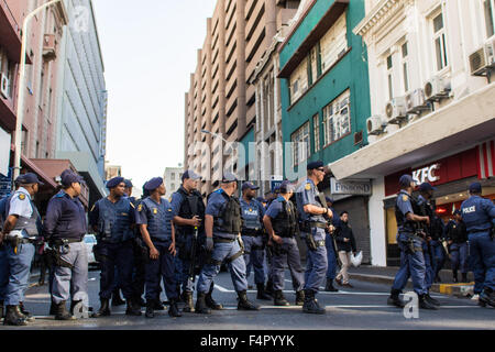 Proteste zwischen der Polizei und Anhängern der#feesmustfall Bewegung in der Innenstadt von Kapstadt, Südafrika Stockfoto