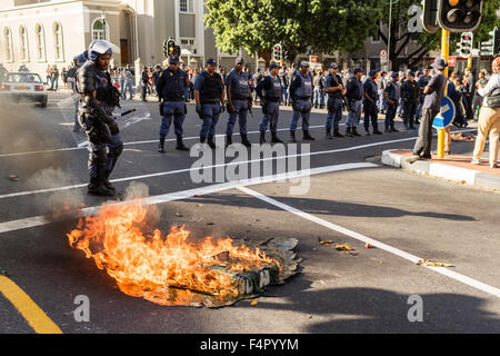 Proteste zwischen der Polizei und Anhängern der#feesmustfall Bewegung in der Innenstadt von Kapstadt, Südafrika Stockfoto