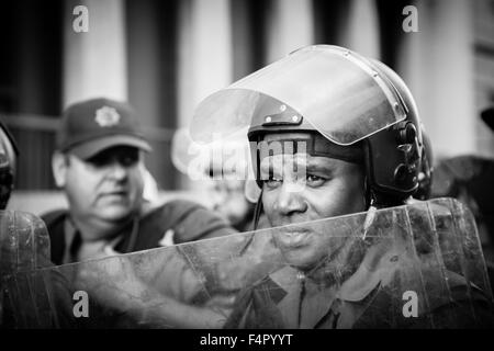 Proteste zwischen der Polizei und Anhängern der#feesmustfall Bewegung in der Innenstadt von Kapstadt, Südafrika Stockfoto