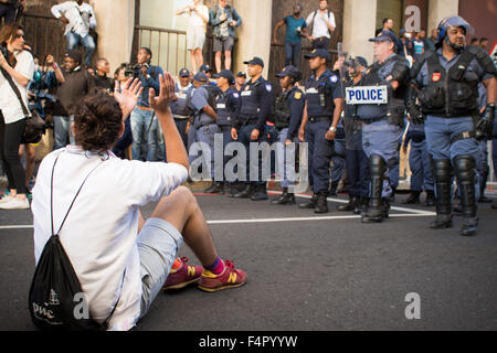 Proteste zwischen der Polizei und Anhängern der#feesmustfall Bewegung in der Innenstadt von Kapstadt, Südafrika Stockfoto