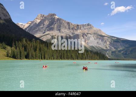 Kanus am Emerald Lake im Yoho Nationalpark, Britisch-Kolumbien, Kanada Stockfoto