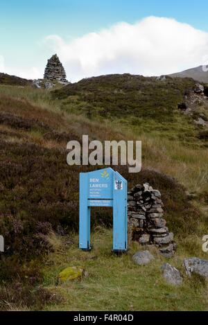 Cairn und Zeichen Marker für Ben Lawers und National Nature Reserve, Schottland, Großbritannien, Europa Stockfoto