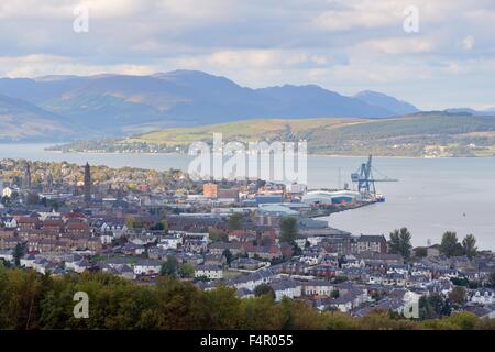 Blick nach Norden über die Stadt Greenock und den Fluss Clyde in Schottland, Großbritannien, Europa Stockfoto