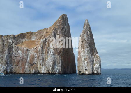 Kicker Rock (Leon Dormido), einer markanten vulkanischen Felsformation aus San Cristobal auf den Galapagos-Inseln, Ecuador Stockfoto