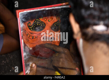 Theyyam (Teyyam, Theyyattam) ist eine beliebte rituelle Form der Anbetung von North Malabar in Kerala. Stockfoto