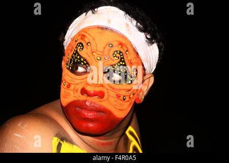 Theyyam (Teyyam, Theyyattam) ist eine beliebte rituelle Form der Anbetung von North Malabar in Kerala. Stockfoto