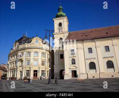 Rathaus, katholische Kirche, am Grand Boulevard, Piata Mare, Sibiu, Rumänien Garnison Stockfoto