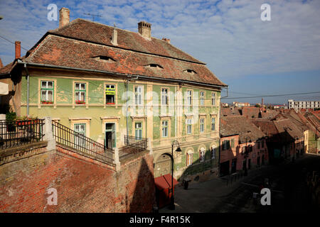 Alt, braucht Renovierung Sachsen Haus in der alten Stadt von Sibiu, Rumänien Stockfoto